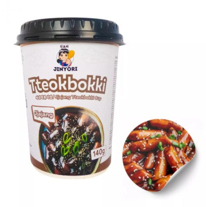 JINYORI JjaJang Tteokbokki 140g - Instant valjkaste pirinčane njoke sa sosom od paste od crne soje 140g